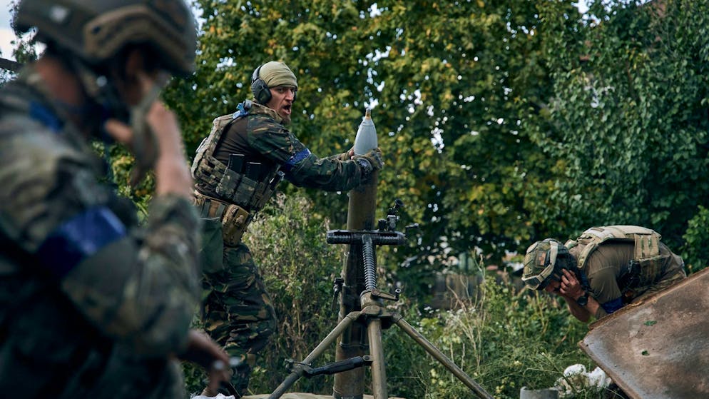 Ukrainische Soldaten feuern einen Mörser in der Stadt Kupjansk in der Region Charkiw ab.
