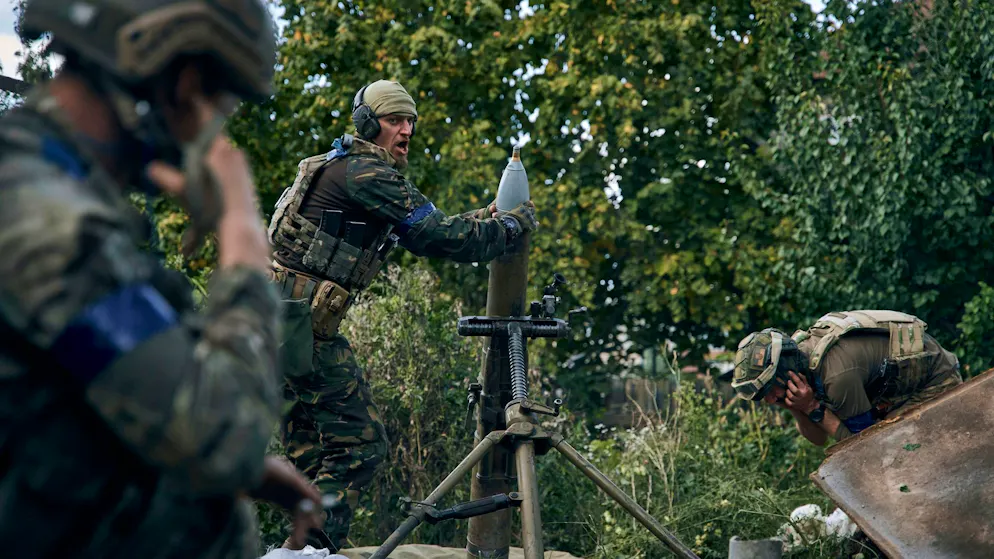 Ukrainische Soldaten feuern einen Mörser in der kürzlich zurückeroberten Stadt Kupjansk in der Region Charkiw ab.