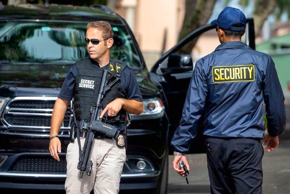 Niente AK-47 e nemmeno l'FBI: agenti dei servizi segreti fuori da Mar-a-Lago, in Florida, un giorno dopo l'irruzione nel lussuoso club di Trump.