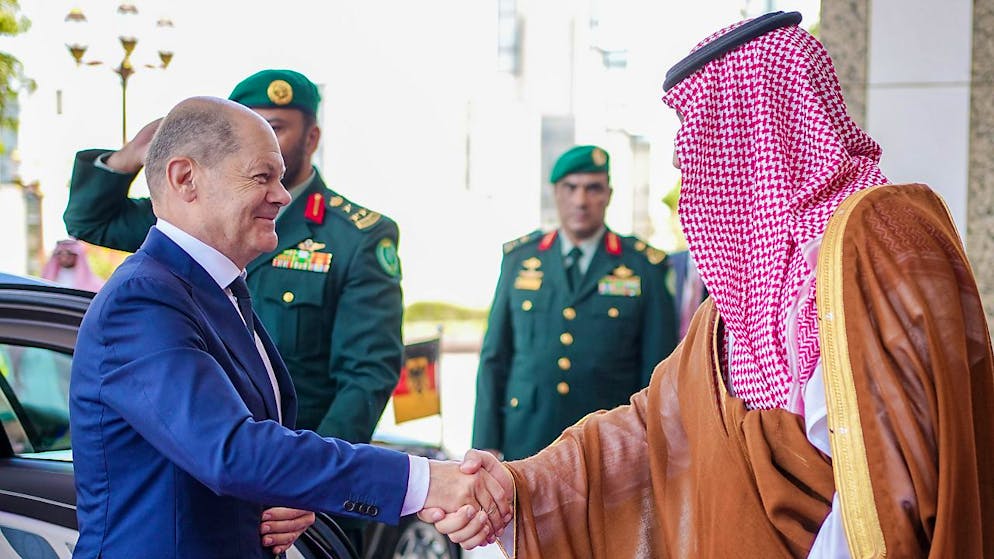 Bundeskanzler Olaf Scholz (l, SPD) wird vom Kronprinzen des Königreichs Saudi-Arabien Mohammed bin Salman vor dem Al-Salam-Palast empfangen. Neben Saudi-Arabien besucht der Kanzler die Vereinigten Arabischen Emirate und Katar. Foto: Kay Nietfeld/dpa