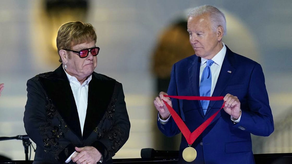 Alla Casa Bianca Nancy Pelosi al concerto di Elton John canta «Your