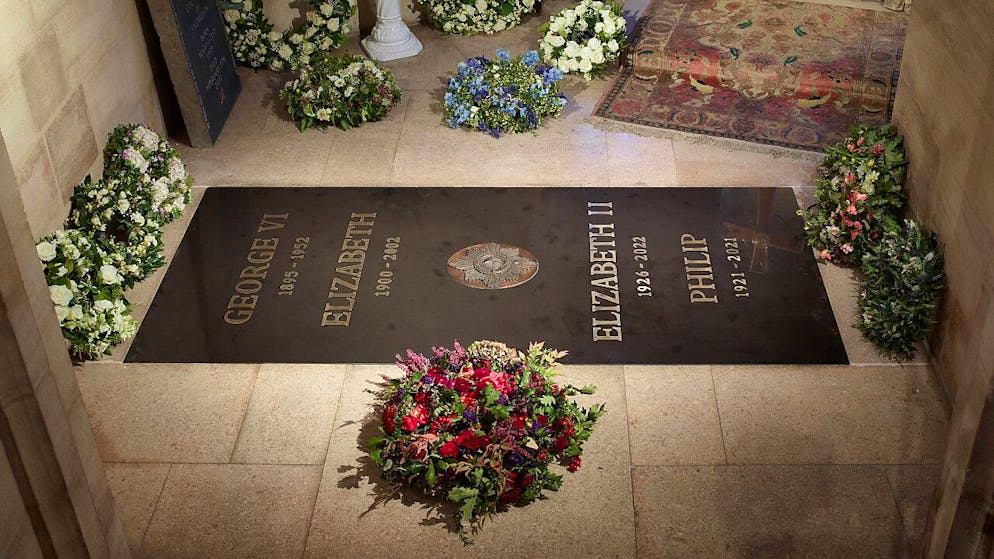 La pierre tombale de la reine Elizabeth II se trouve au mémorial George VI.