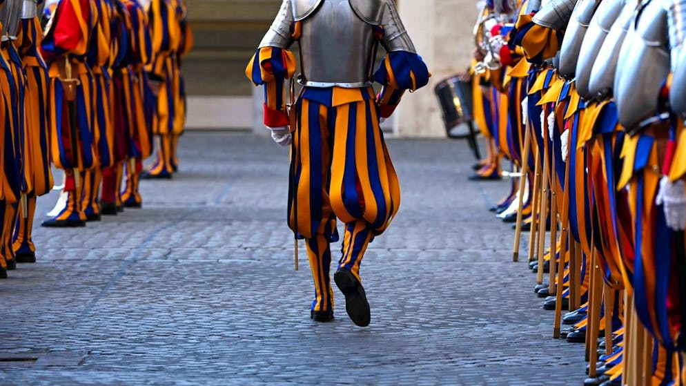 Vaticano. Guardia svizzera indagata per presunti insulti a due ebree: «Ha fatto il gesto di sputarci addosso»