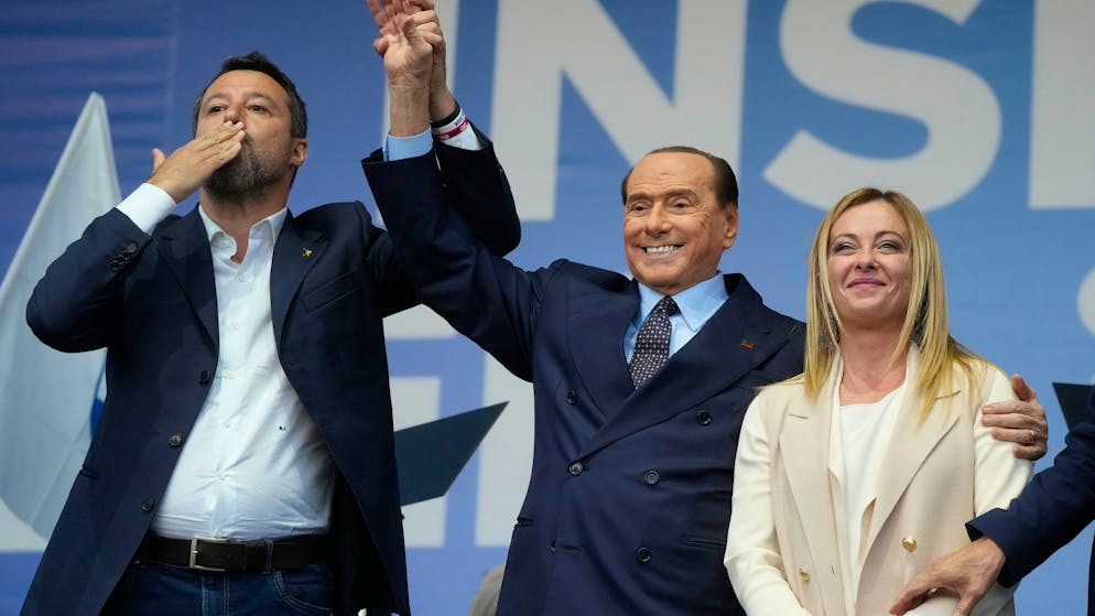 Giorgia Meloni hat mit den Fratelli d’Italia zwar die meisten Stimmen bei der Wahl geholt, wäre aber bei der Regierungsbildung auf zwei Koalitionspartner angewiesen, die gern ihre eigene Agenda verfolgen: Lega-Chef Matteo Salvini (links) und Ex-Ministerpräsident Silvio Berlusconi.