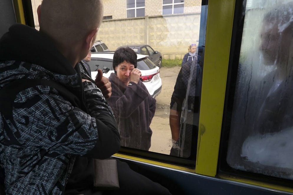 Eine Mutter steht weinend vor einem Bus, der Rekruten in den Krieg in der Ukraine bringt. Ihr Sohn, der im Bus sitzt, wird eingezogen.