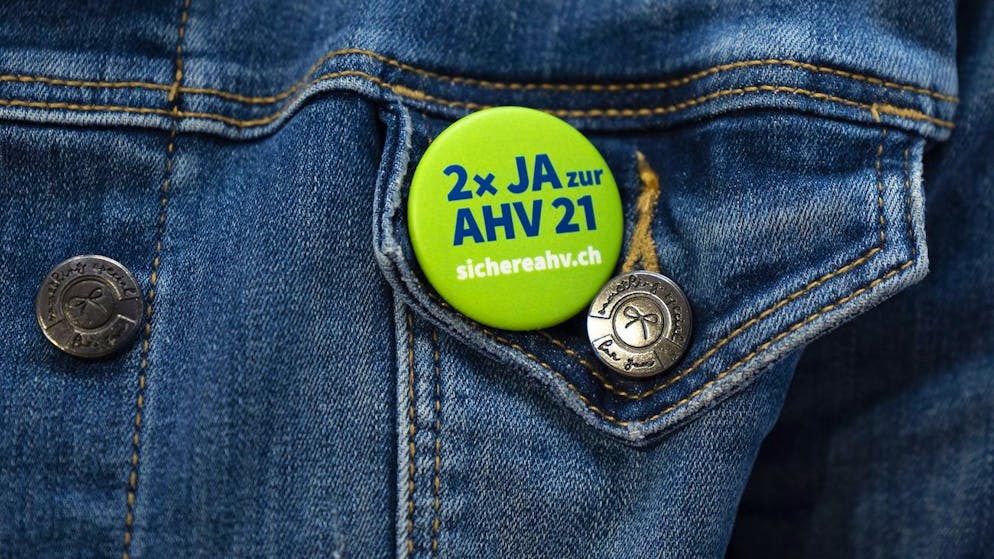 Ein Button mit der Aufschrift «2x JA zur AHV 21» auf der Jacke von Diana Gutjahr, Nationalrätin SVP-TG. (Archivbild)