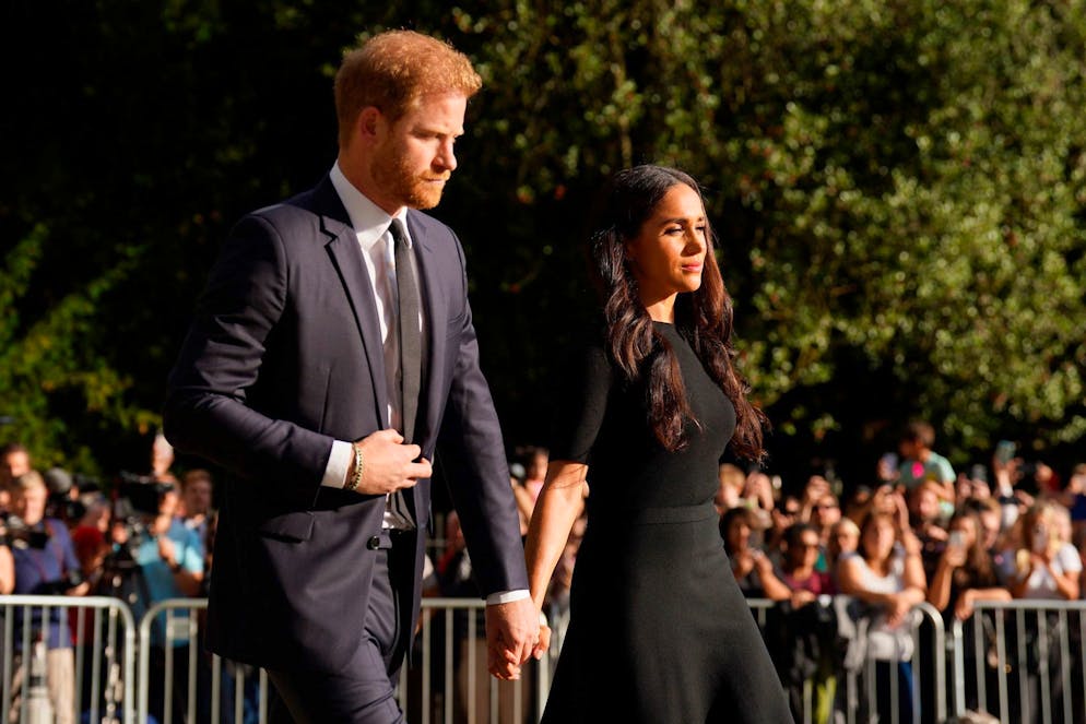 Meghan und Harrys Netflix-Deal soll auf der Kippe stehen. Prinz Harry und seine Frau Meghan, hier an der Beerdigung von Queen Elizabeth II. in Windsor, sollen die Produktion ihrer Netflix-Serie verzögern.