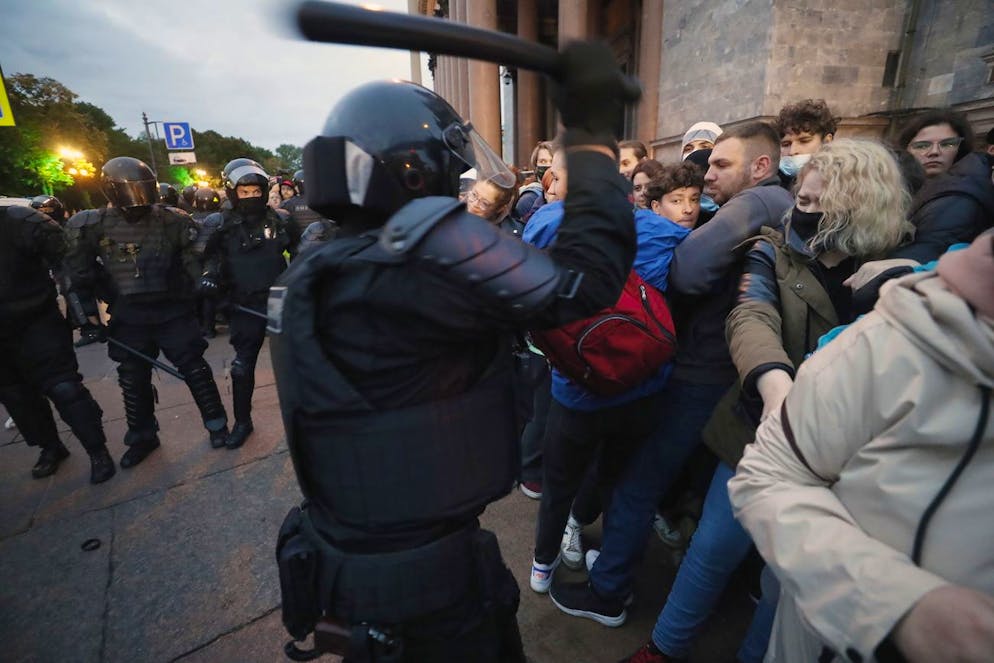 Russische Polizisten gehen in St. Petersburg auf Menschen los, die am 21. September an einer unbewilligten Demonstration teilnehmen.