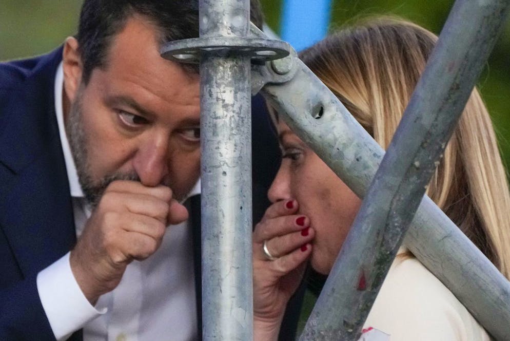 Il leader sempre più contestato della Lega Matteo Salvini con Giorgia Meloni in un'immagine d'archivio.