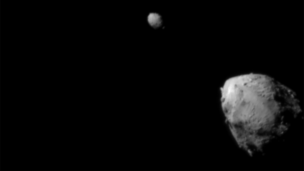 Der Asteroid Didymos (oben links) and sein Mini-Mond Dimorphos, rund 2,5 Minuten vor dem Aufprall der Dart-Sonde.