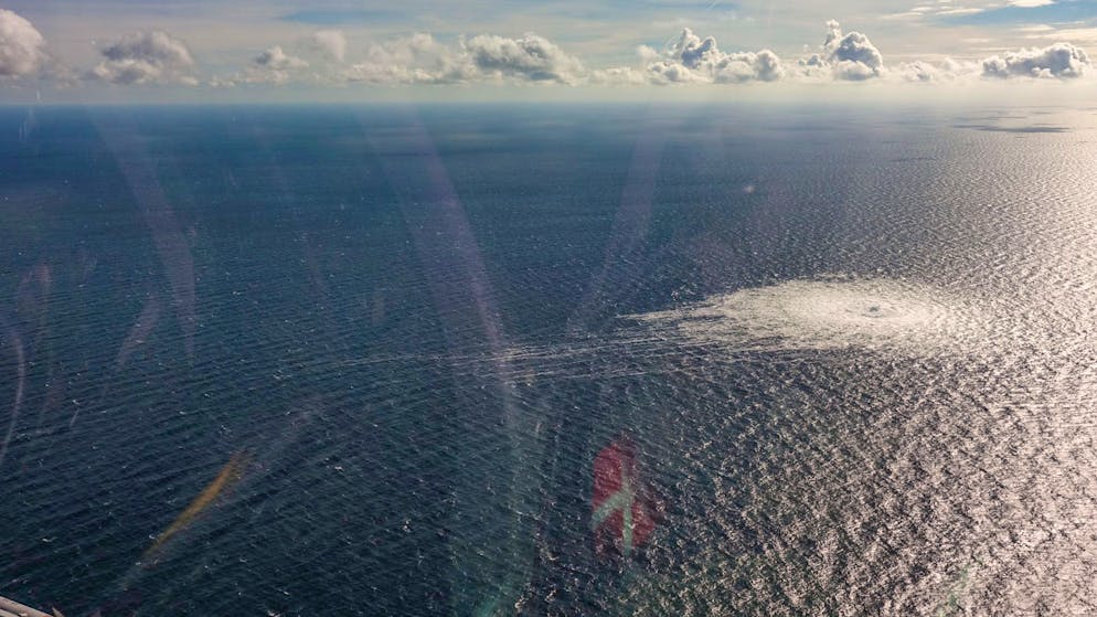 Das vom dänischen Verteidigungskommando zur Verfügung gestellte Foto zeigt das Nord-Stream 2-Gasleck in der Nähe von Bornholm aus der Luft.