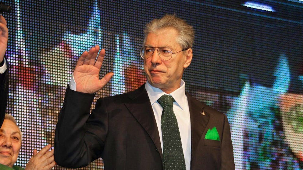 Umberto Bossi risulta eletto alla Camera, dopo il riconteggio