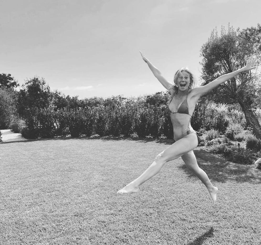 Gwyneth Paltrow schenkt sich ein Nackt-Shooting zum 50.. Diesen Meilenstein feierte sie unter anderem mit diesem Schnappschuss. Dazu postete sie auch ein Fotoshoot auf ihrer Lifestyle-Site Goop.