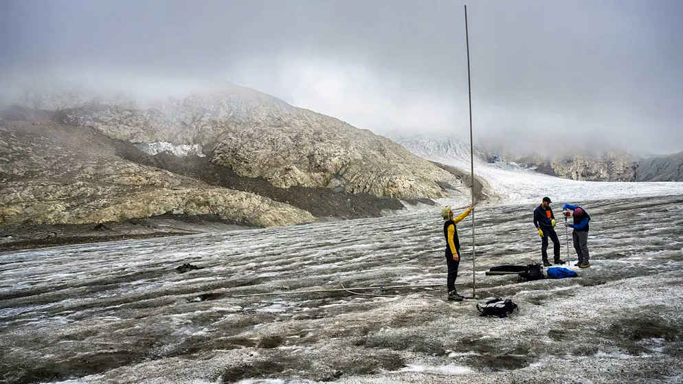 Glaziologen der ETH Zürich messen im September 2022 die Eisdicke des Griesgletschers im Kanton Wallis.