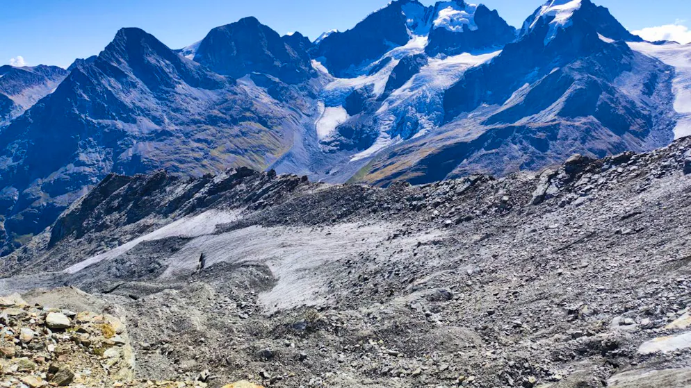 Kleine Gletscher, im Vordergrund die Reste des Vadret da l’Alp Ota in Graubünden, haben im Sommer 2022 besonders stark gelitten. Obwohl noch Toteis vorhanden ist, wird es immer stärker von instabilem Schutt bedeckt und ist kaum mehr als Gletscher zu erkennen.