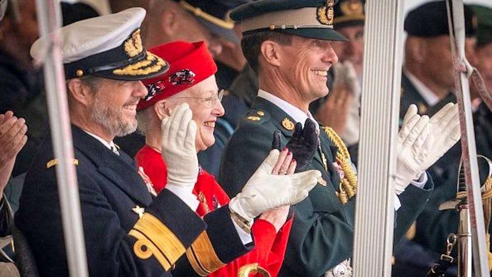 Kronprinz Frederik von Dänemark (L) und Prinz Joachim von Dänemark (R) applaudieren während der Militärparade auf der Marinestation in Korsoer zur Feier des 50. Regentschaftsjubiläums von Königin Margrethe II. von Dänemark am 29. August 2022.