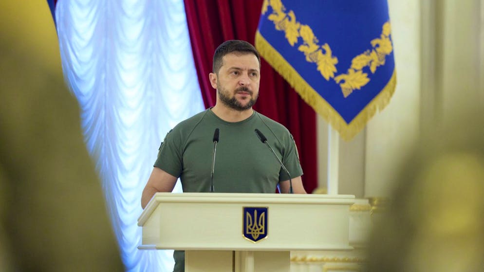 Wolodymyr Selenskyj, Präsident der Ukraine, hält eine Rede während einer Ordensverleihung an Soldaten. Foto: President Of Ukraine/APA Images via ZUMA Press Wire/dpa
