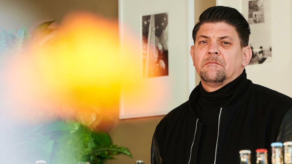 Tim Mälzer, Promikoch, Unternehmer und Kochbuchautor, hat seinen Vater im letzten Jahr unerwartet verloren.