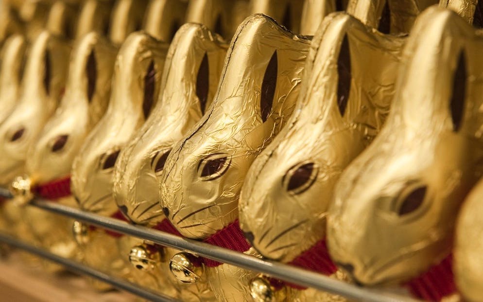 Lindt-Hasen in einem Geschäft in Berlin: Der Detailhändler Lidl muss seine Schoko-Hasen nun vernichtne, weil sie dem Original aus der Schweiz zu ähnlich sehen. (Archiv)