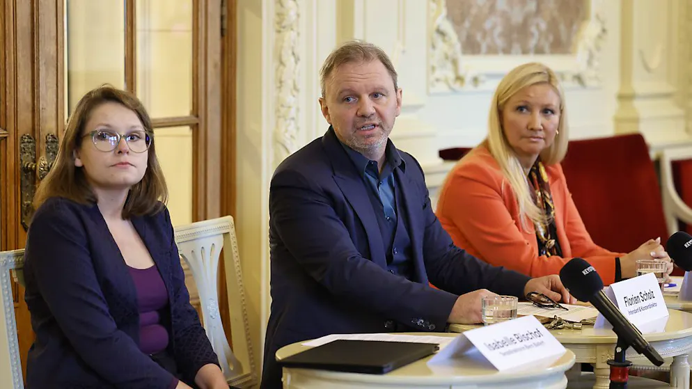 Le directeur Florian Scholz s'est présenté devant les médias accompagné de la directrice de la danse Isabelle Bischof (à gauche) et de l'avocate Monika Hirzel.