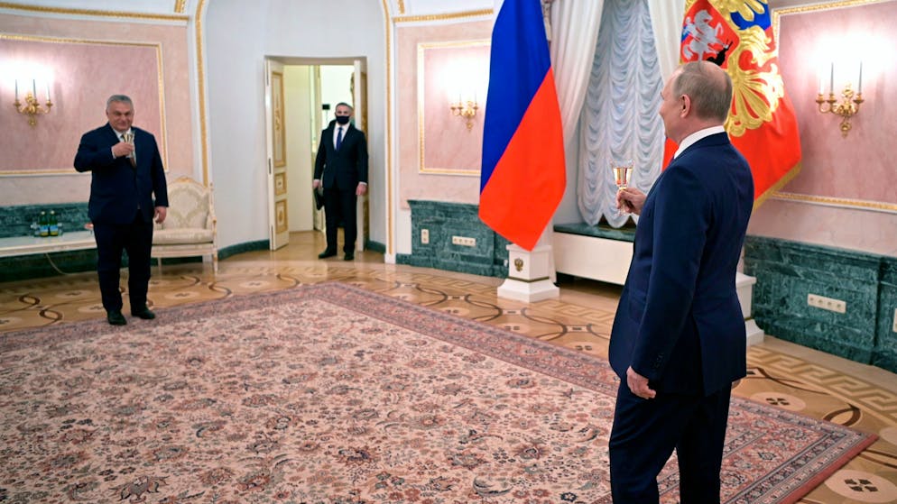 Na dann, Prost: Viktor Orban (links) hält zu Wladimir Putin nur auf diesem Foto Abstand, das am 1. Februar 2022 in Moskau entstanden ist.