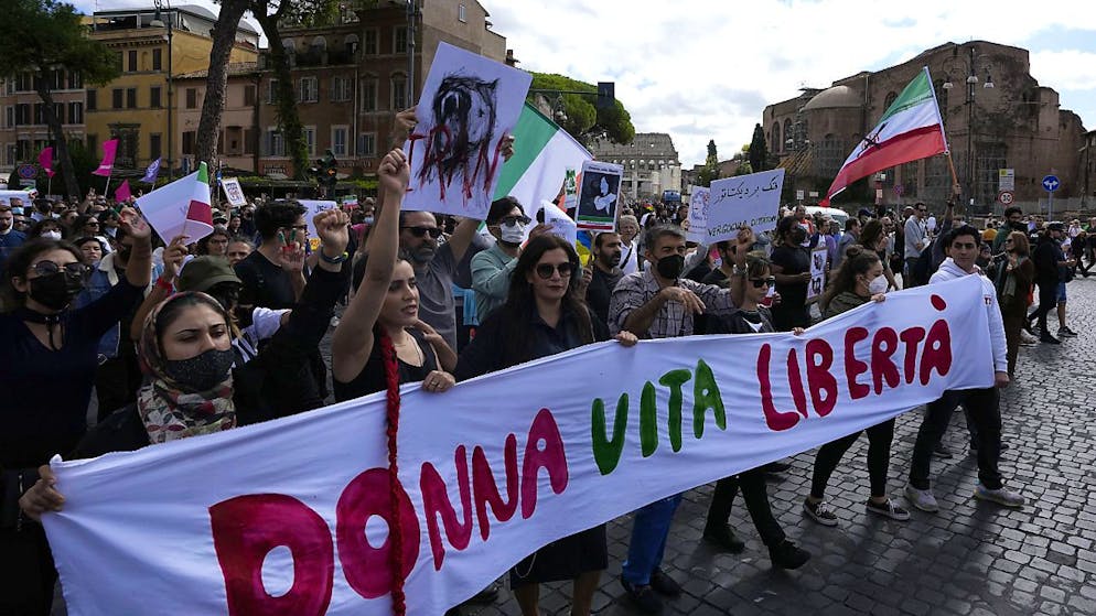 La manifestazione di protesta a Roma per la morte della 22enne curda i Mahsa Amin.