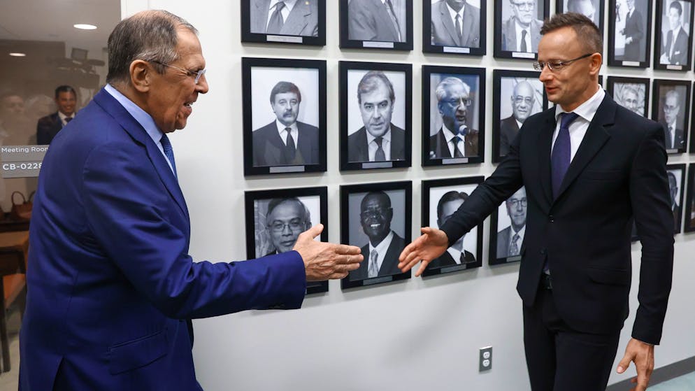 Hocherfreut: Russlands Aussenminister Sergej Lawrow trifft am 23. September beim UN-Gipfel in New York seinen ungarischen Amtskollegen Peter Szijjarto.