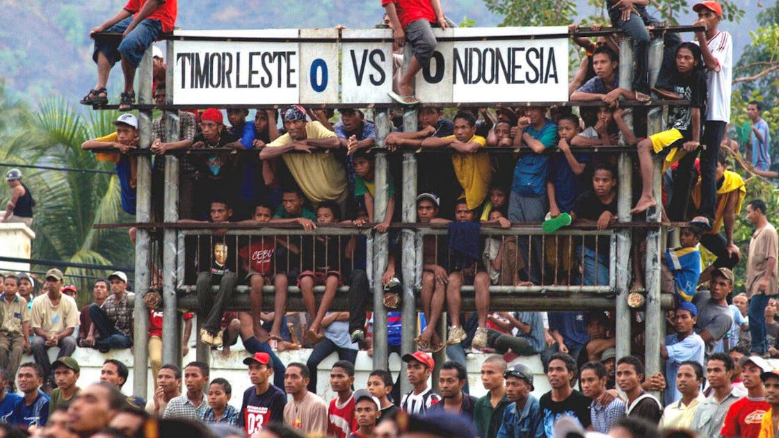 Saat ini: 127 orang tewas dalam kerusuhan usai pertandingan sepak bola di Indonesia