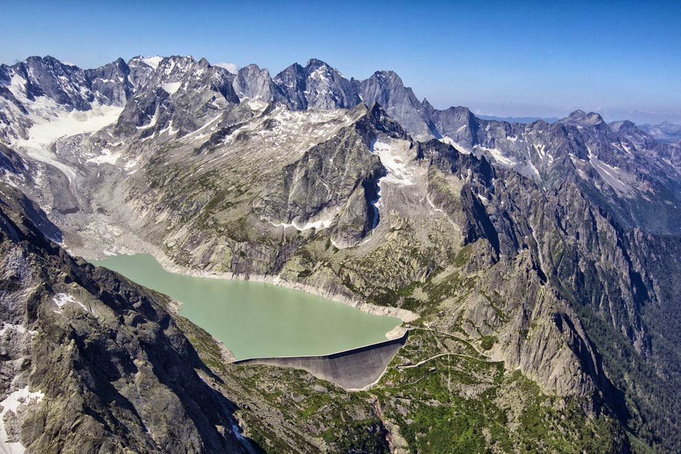 Il muro della diga del Lago dell'Albigna, in una foto del 2011 nei pressi di Vicosoprano nei Grigioni (immagine illustrativa/foto d'archivio).