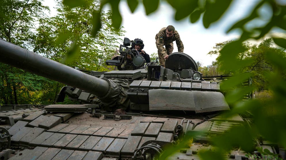 Ukrainische Soldaten auf einem T-80-Panzer bei Bachmut, den sie nach eigenen Angaben von der russischen Armee erbeutet haben.