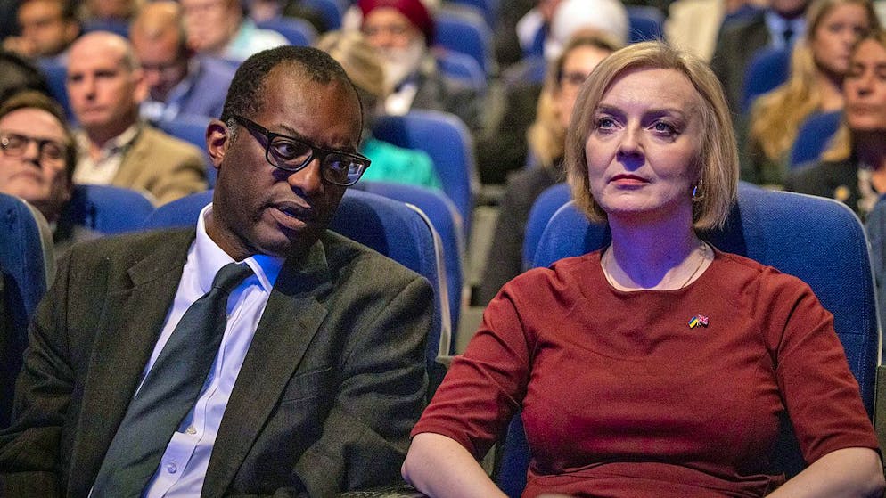 Die britische Premierministerin Liz Truss (rechts) und ihr Finanzminister Kwasi Kwarteng (rechts) am 2. Oktober 2022 auf dem Tory-Parteitag in Birmingham.
