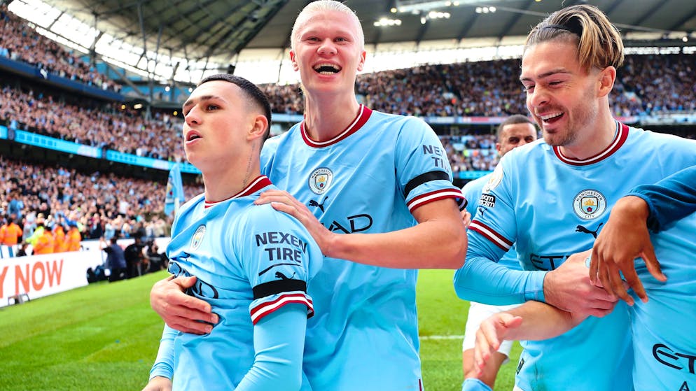 Erling Haaland (centro), Phil Foden (sinistra), autori delle sei reti del City.