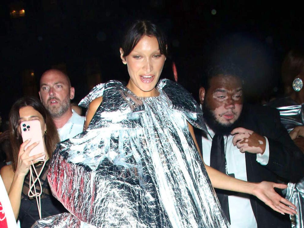 A Parigi: Bella Hadid sfila con un vestito «spray»