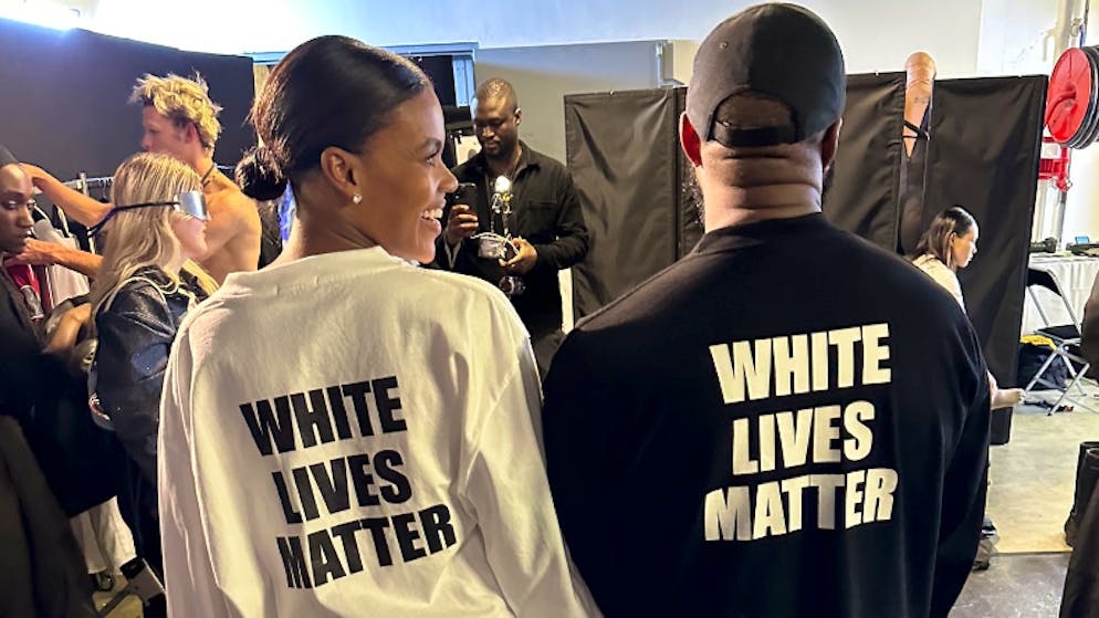 Paris Fashion Week. Kanye West und die TV-Moderatorin Candace Owens tragen an der Fashion Week in Paris den kontroversen Slogan auf dem Rücken.