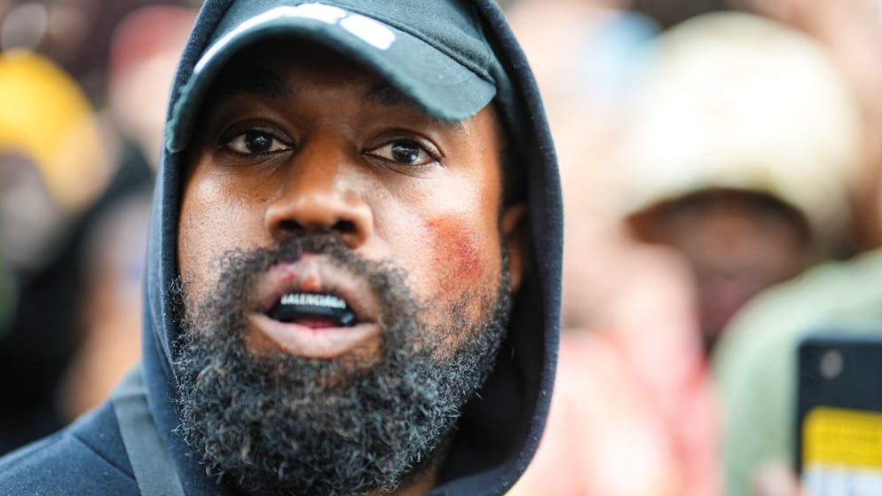 Paris Fashion Week. Der Rapper erschien zudem mit einem Mundschutz für Boxer, der scheinbar von der Luxus-Marke Balenciaga stammt.