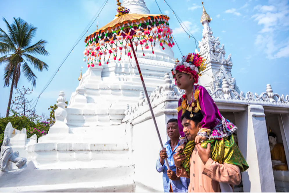 St. Galler Claudio Sieber ging auf Weltreise – und blieb. «Während der Ordinationszeremonie ‹Poy Sang Long› im ursprünglichen Norden Thailands trägt Vater Rung Nanit seinen Sohn Nawin traditionsgemäss auf den Schultern. Der Kleine darf mit seinen Füssen den Boden erst wieder berühren, sobald er in fünf Tagen von der Sangha die orange Novizenrobe erhält und folglich ins örtliche Kloster aufgenommen wird. Die ethnischen Shan bewahren damit den buddhistischen Brauch, der auf die sakramentale Weihe von Buddha Siddhartas Sohn Rahula zurückführt.»