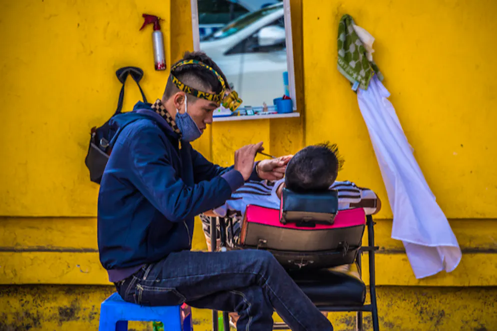 St. Galler Claudio Sieber ging auf Weltreise – und blieb. «Sie gehören bis heute zu den Alltagshelden Hà Nộis – die autodidaktischen Strassencoiffeure. Seit Jahrzehnten rüsten sie tagein, tagaus ihren mobilen Salon – eine Schere und ein Spiegel – und rücken per Zweirad aus, um in Vietnam Frisuren für einen Euro zu verkaufen, schnörkellos und direkt vom Trottoir. Auch mutige Durchreisende sollten sich auf diese Friseurstühle setzen und die Nostalgie geniessen, bevor die Freiluft-Figaros irgendwann vom nimmermüden Fortschritt wegrasiert werden.»