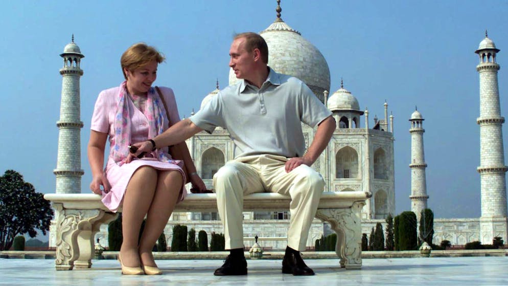 Wladimir Putin – die ersten 35 Jahre. ... und nach seinem Rückruf nach Russland den Zerfall der Sowjetunion, der für ihn eine «historische Katastrophe» ist. Gut, dass er Ljudmila Schkrebnewa kennenlernt und die Deutschlehrerin 1983 heiratet. Hier sitzt das Paar im Oktober 2000 vor dem Taj Mahal in Indien.