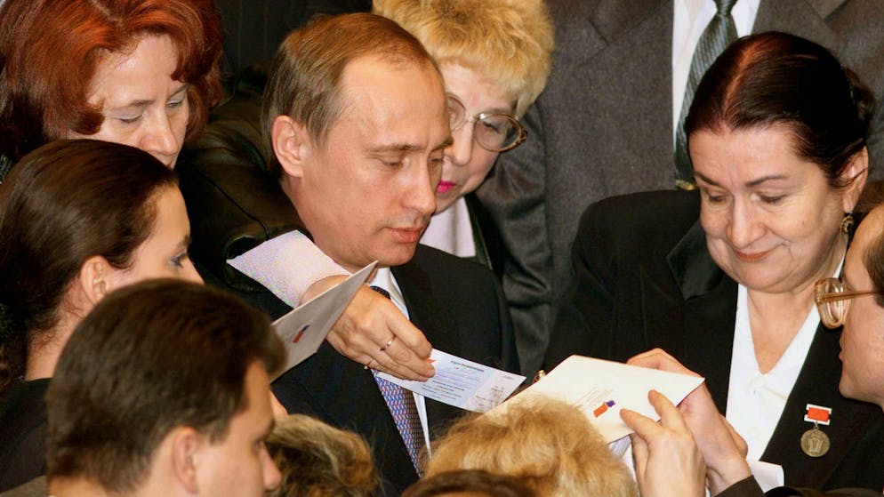 Wladimir Putin – die ersten 35 Jahre. 1985 wird in Leningrad Tochter Maria und 1986 in Dresden Katerina geboren. Die Ehe der Eltern wird – um es vorwegzunehmen – 2013 geschieden. Im Bild: Putin gibt im Januar 2000 im Kreml Autogramme.