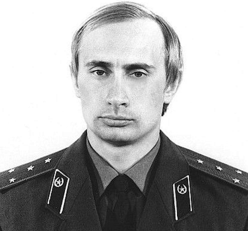 Wladimir Putin – die ersten 35 Jahre. ... von 1975 bis 1982 bei der Auslandsspionage. Das Bild zeigt ihn circa 1980 im Rang eines Hauptmanns. Von 1984 bis 1985 studiert er an der KGB-Hochschule in Moskau, bevor er bis 1990 nach Dresden in der DDR versetzt wird. Dort erlebt er den Mauerfall ...