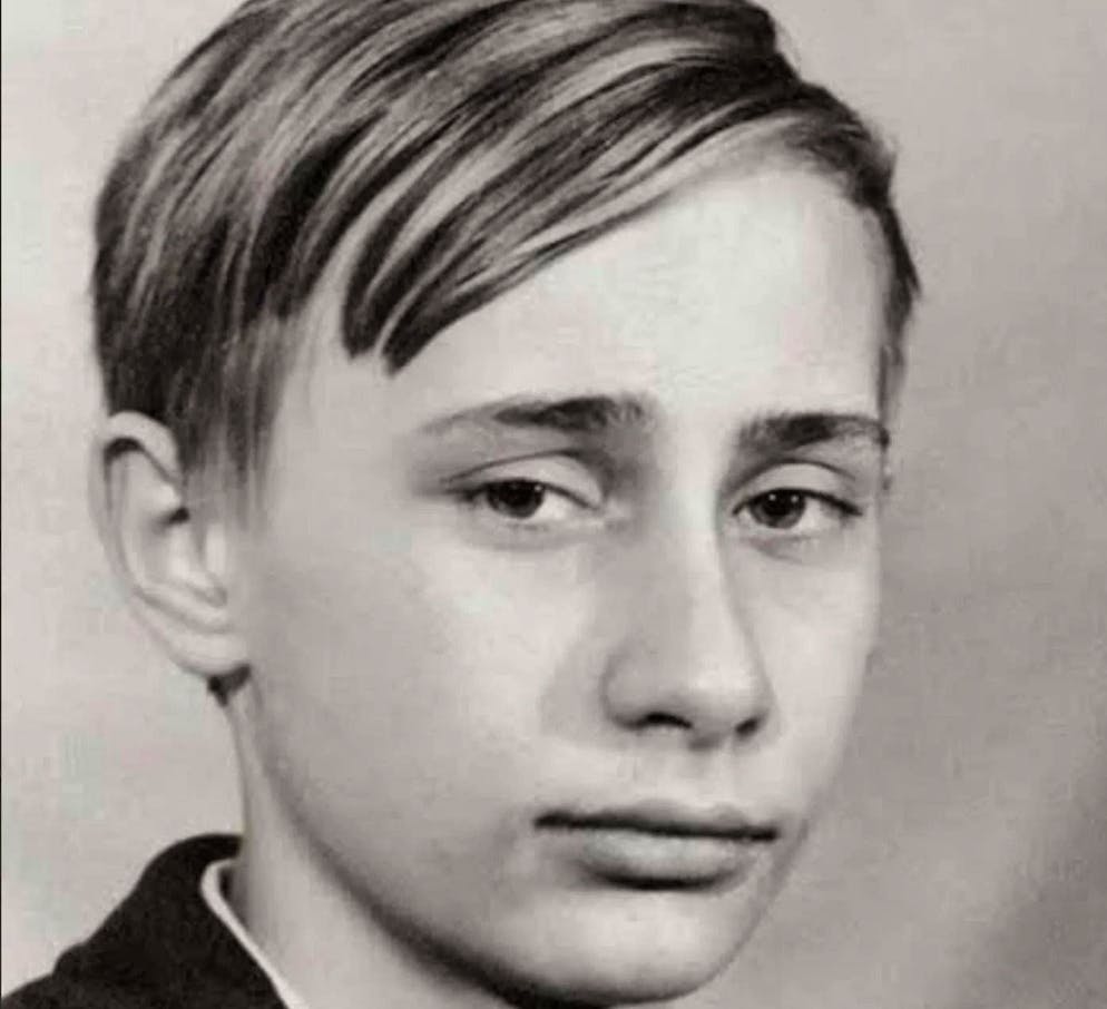 Wladimir Putin – die ersten 35 Jahre. Putin 1965: Einerseits wird Putin in einer St. Petersburger Kommunalka gross – die Stadt heisst damals Leningrad – und prügelt sich als Kind häufig. Andererseits hat er bereits als Bub eine Uhr und als Student ein Auto, weil seine Eltern «ihr einziges überlebendes Kind vergötterten und bedingungslos verwöhnten», zitiert Wikipedia die «Weltwoche».