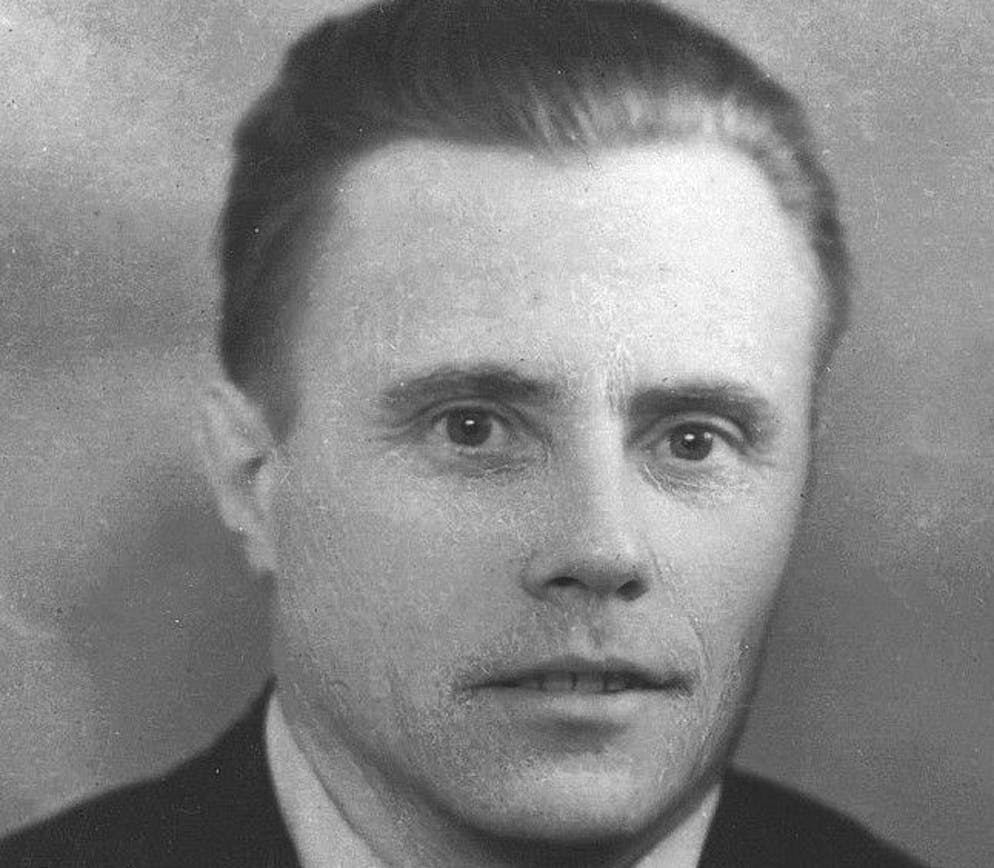 Wladimir Putin – die ersten 35 Jahre. Wladimir Wladimirowitsch Putin wird am 7. Oktober 1952 in St. Petersburg geboren. Sein Vater ist Wladimir Spiridonowitsch Putin (im Bild) – ein Fabrikarbeiter und KP-Mitglied, das im Zweiten Weltkrieg für die Marine kämpft.