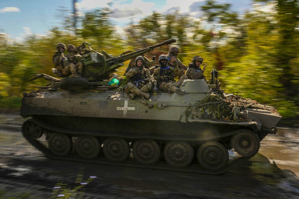 Des soldats ukrainiens circulent sur un véhicule blindé alors qu'ils traversent le village de Shandrygolovo, près de Lyman, en Ukraine, mardi 4 octobre 2022.