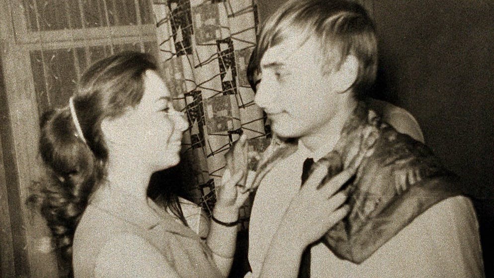 Wladimir Putin – die ersten 35 Jahre. 1969: Der junge Wladimir beim Schultanz mit einem Mädchen namens Elena. In dieser Zeit erscheinen in Russland patriotische Thriller wie «Schild und Schwert», die in Putin den Wunsch wecken, Agent zu werden. Die Angaben zu seiner Jugend entspringen übrigens seiner Autobiografie.