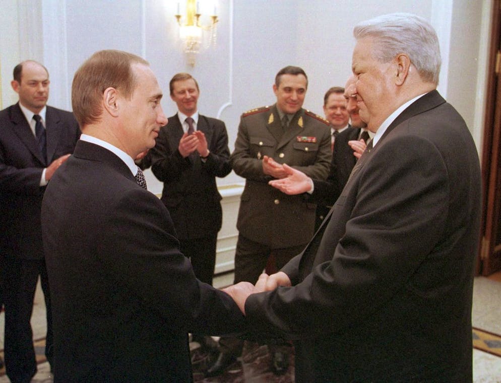 Il presidente russo Boris Eltsin (a destra) nomina Vladimir Putin primo ministro il 9 agosto 1999. Il 16 agosto, la Duma lo conferma di stretta misura nella sua carica. Nella foto i due politici si stringono la mano il 31 dicembre 1999. Boris Eltsin annuncia le sue dimissioni e Vladimir Putin, secondo la costituzione, sarà il presidente ad interim fino alle elezioni di fine marzo 2000. L'ex presidente russo Boris Eltsin muore il 23 aprile 2007 all'età di 76 anni