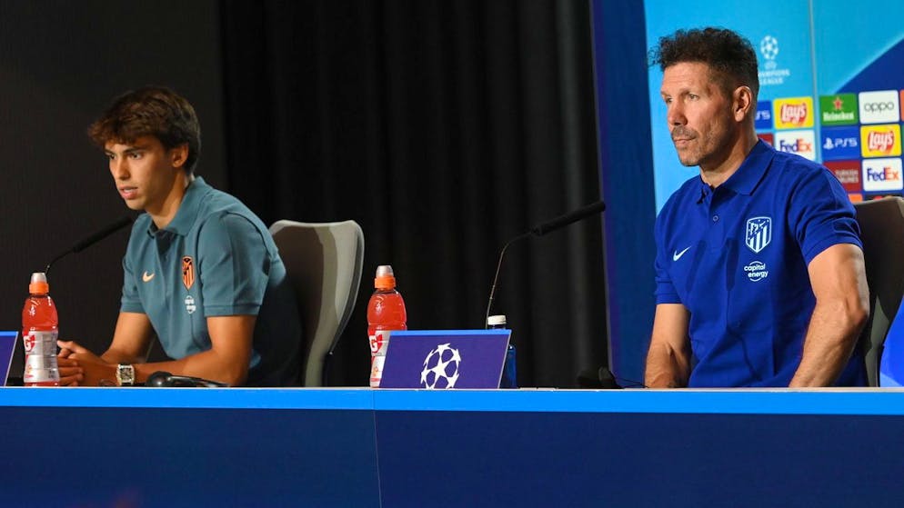 Diego Simeone (destra) e Joao Felix durante la conferenza stampa precedente la prima sfida stagionale di Champions League.