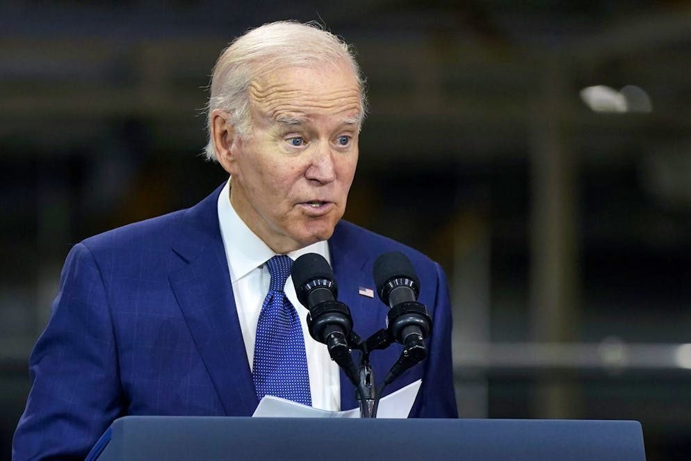 Il Presidente Joe Biden parla alle Volvo Group Powertrain Operations di Hagerstown, venerdì 7 ottobre 2022.
