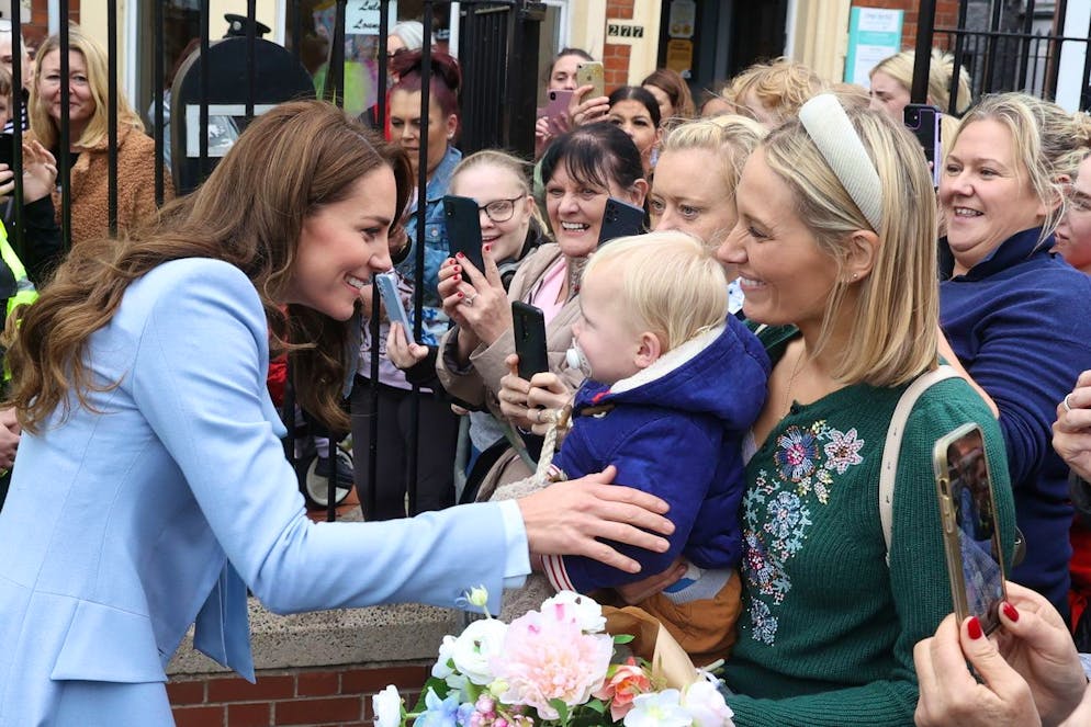 Kate saluta la folla a Belfast (non è lei la donna che ha sgridato la principessa: l'episodio completo lo si può vedere nel video qui sotto).