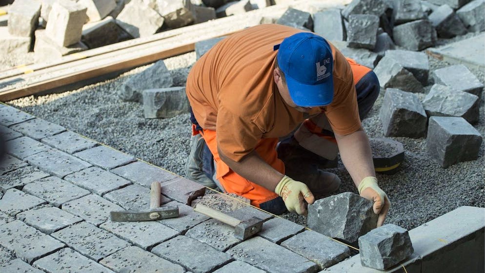Der Schweizer Arbeitsmarkt brummt weiter über alle Branchen hinweg.