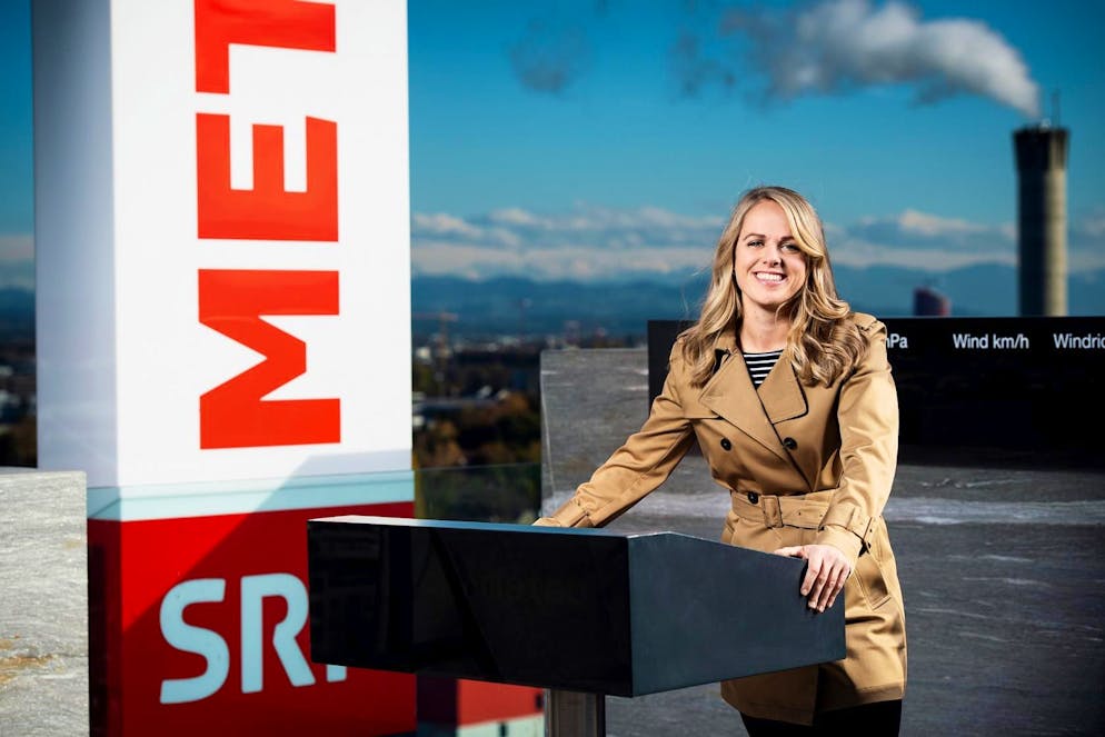 Neuer SRF-Moderator startet ohne Ankündigung. Luzian Schmassmann ist der Nachfolger von Nicole Glaus. Die 33-jährige Moderatorin präsentiert heute Mittwochabend zum letzten Mal die SRF-Wettersendung.